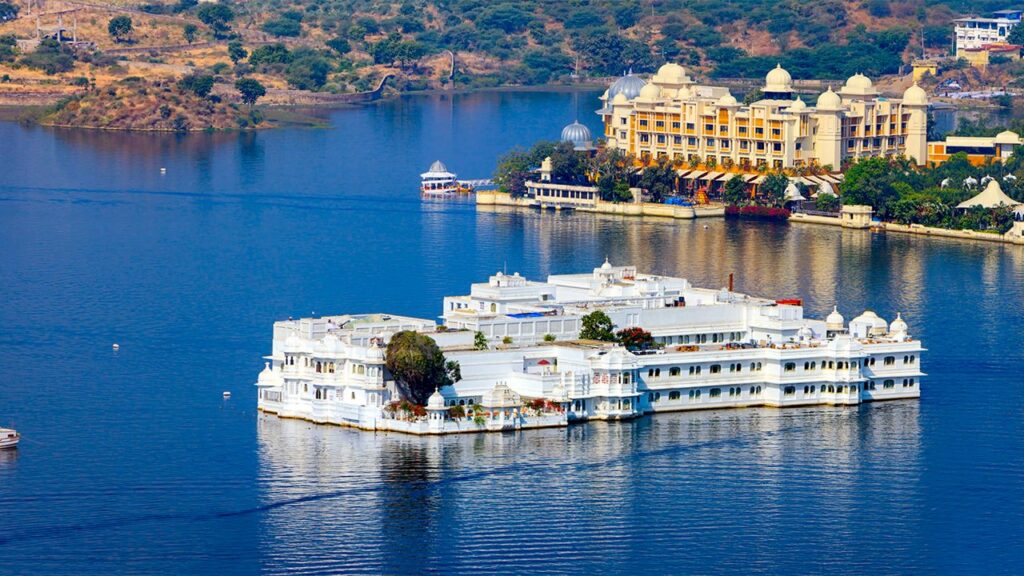 Best Place to visit in India, Udaipur  is famous for lakes and udaipur is city of lake 