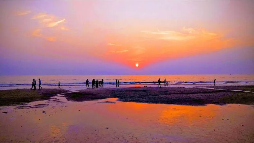 Best Place to Visit in Mumbai, Juhu Beach is favourite for Beach side view and sunset 