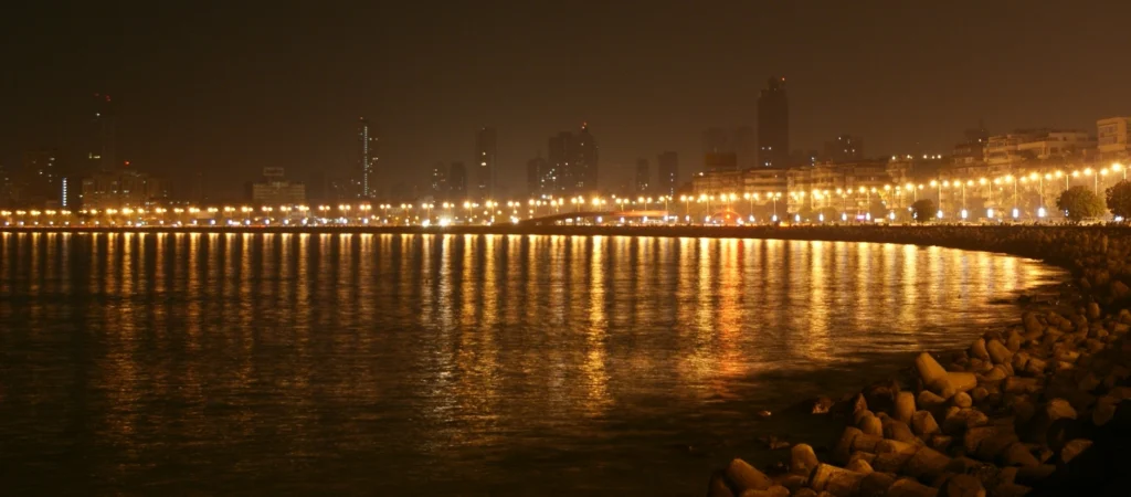 Best Place to Visit in Mumbai, Marine drive is one of the favourite place in Mumbai 